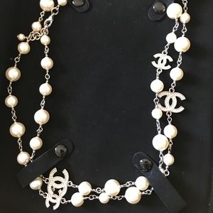 Adorable CHANEL -  5 CC Crystal Pearl 42" Necklace